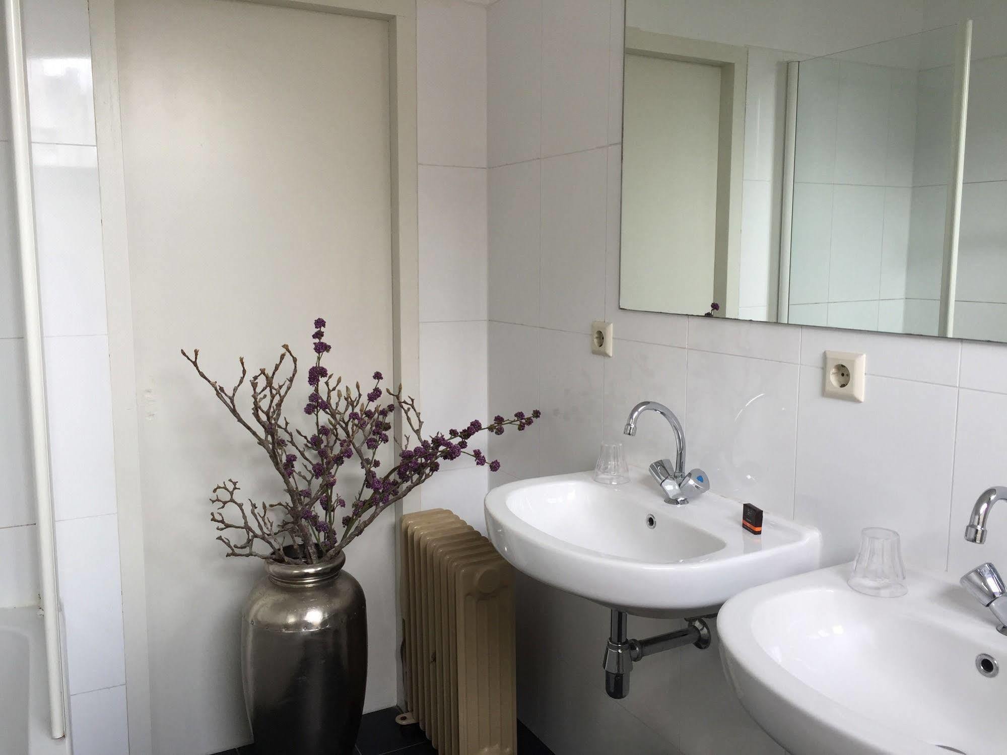 Nine-T-Teen Bed And Boutique Amsterdam Eksteriør bilde